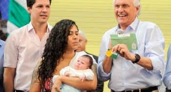 Em Cidade Ocidental, Governo de Goiás entrega mais de mil cartões sociais